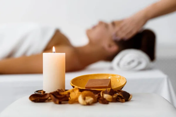 Composición de aroma con vela y mujer relajante — Foto de Stock