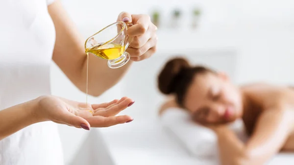 Masseur se preparando para fazer massagem óleo aromaterapia — Fotografia de Stock