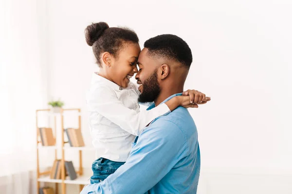 Amo-te, pai. homem abraçando seu pouco bonito menina — Fotografia de Stock