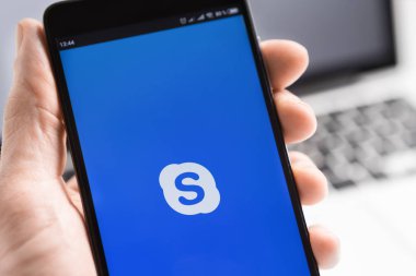 Apple iphone ekranında Skype uygulaması ile