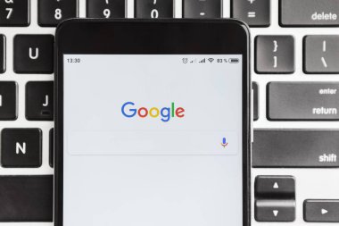 Iphone ekranında Google logo ve arama çubuğu.
