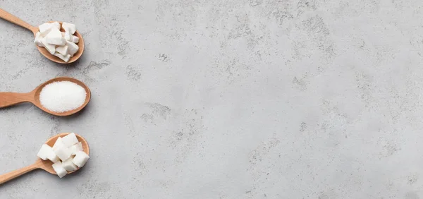 Sammlung verschiedener Zuckerarten auf grauem Hintergrund — Stockfoto