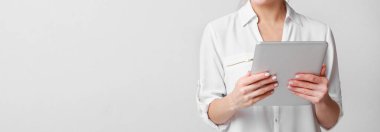 Arka plan üzerinde dijital tablet bilgisayar kullanan Modern kadın