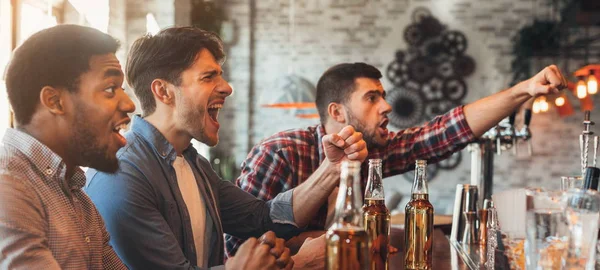 Diversi amici che guardano la partita di calcio nel bar — Foto Stock