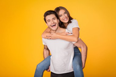 Güzel çift eğleniyor, onun kız arkadaşı piggybacking adam