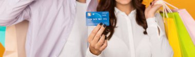 Çift gösteren kredi kartı alışveriş torbaları holding