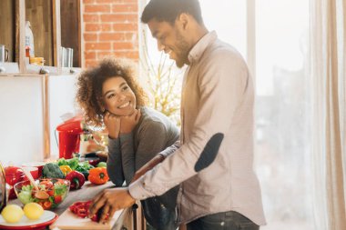 Genç adam onun erkek için yemek hazırlama