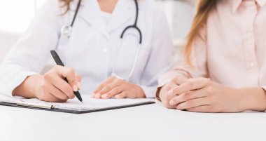 Kişiselleştirilmiş diyet planı hastaya açıklayan beslenme uzmanı