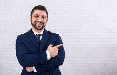 Mutlu işadamı işaret parmağında uzakta kopya alanı