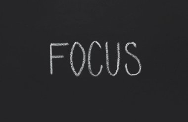 Word ile beyaz tebeşir tahtaya yazılmış odak