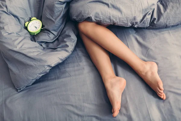 Parte del corpo femminile sul letto — Foto Stock