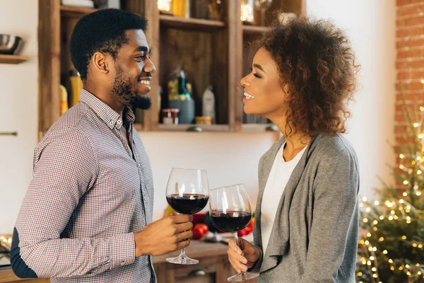 Счастливая пара празднует и радуется бокалам вина — стоковое фото