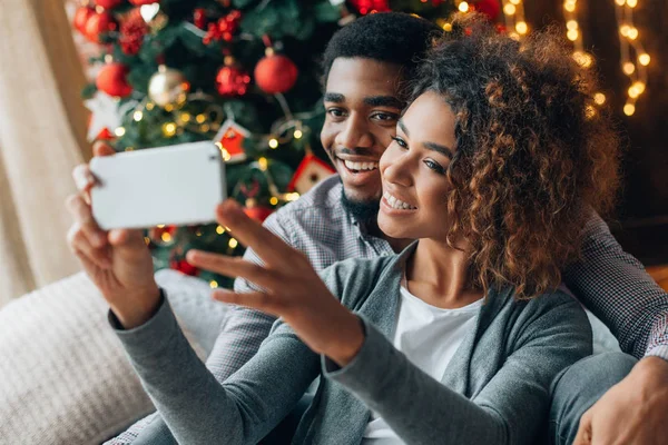 Jeune couple aimant faire selfie avec arbre de Noël — Photo