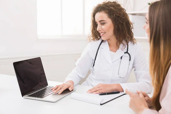 Médecin utilisant un ordinateur portable au bureau, ce qui rend les patients anamnèse — Photo