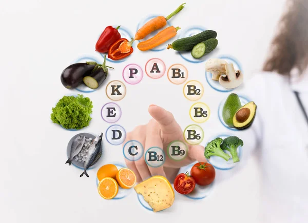Mão do nutricionista apontando tela virtual com ícones de comida — Fotografia de Stock