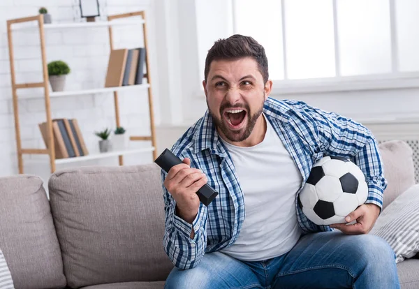 Mann schaut Fußball im Fernsehen und feiert Tor — Stockfoto