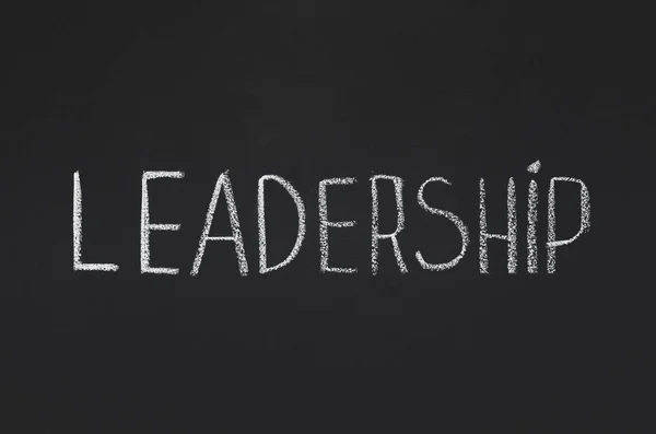 Word ile beyaz tebeşir tahtaya yazılmış liderlik — Stok fotoğraf
