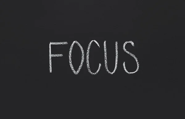 Word Focus scris cu cretă albă pe tablă — Fotografie, imagine de stoc