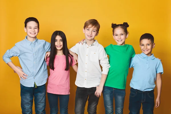 Groep van kinderen in de rij staan, kijken naar camera — Stockfoto