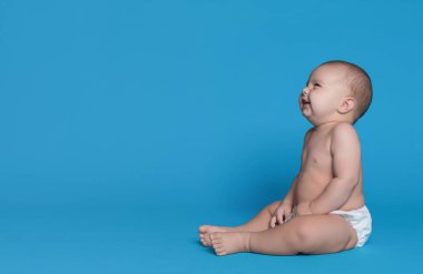 Gülüyor ve kopya alanı bakarken erkek bebek