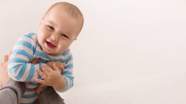 Havada baba holding mutlu bebek evlat