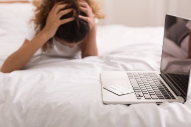 Laptop kredi kartıyla endişe kadın yatakta