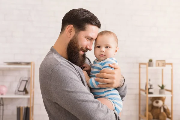 Liefdevolle vader omarmen zijn schattige baby-zoon — Stockfoto