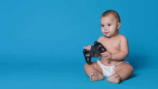 Liten pojke som spelar med joystick, panorama — Stockfoto
