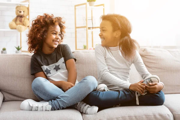 Feliz afroamericano niñas pasar tiempo juntos en casa —  Fotos de Stock