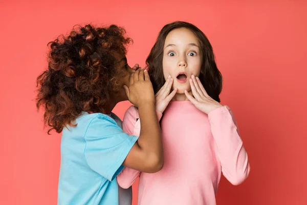 非裔美国女孩告诉她的朋友的秘密, 在耳边窃窃私语 — 图库照片