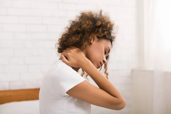 Frau leidet unter Nackenschmerzen, wacht morgens auf — Stockfoto