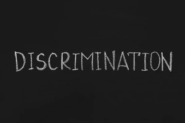 Inscriptie discriminatie geschreven met krijt op blackboard — Stockfoto