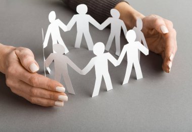 Rakamlar kağıt koruma businesspersons el kesme