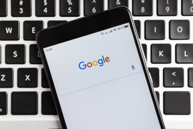 Iphone ekranında Google logo ve arama çubuğu.