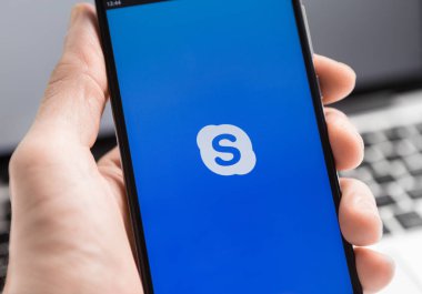 Apple iphone ekranında Skype uygulaması ile
