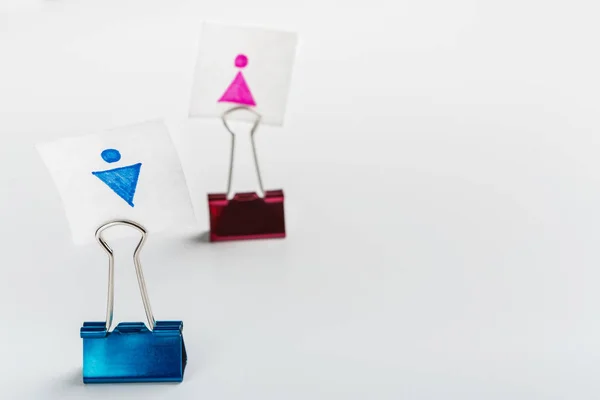 Blauwe clip met mannelijke symbool voorwaartse roze met vrouwelijk — Stockfoto