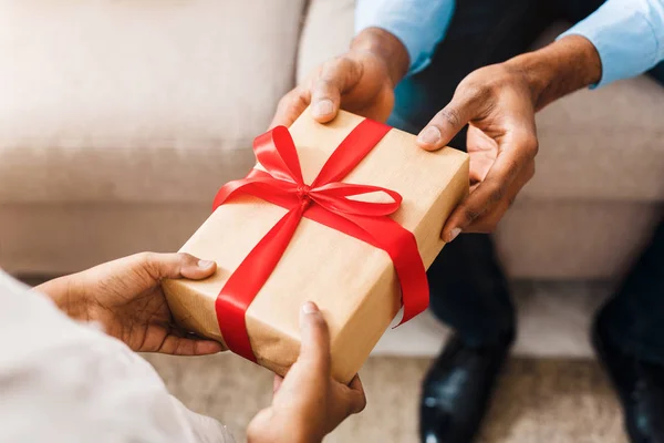 Отец руки дарит подарок дочери на день рождения — стоковое фото