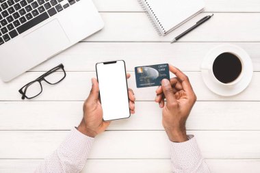 Boş smartphone ve kredi kartı holding eller mans