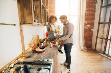 Genç adam onun erkek için yemek hazırlama