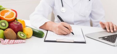 Laptop ile çalışma ve kağıt yazma doktor