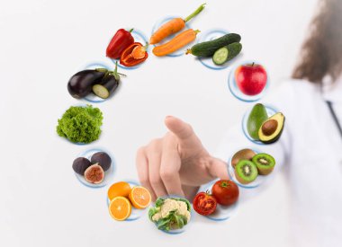 Beslenme uzmanı yapım diyet planı sanal ekran üzerinde