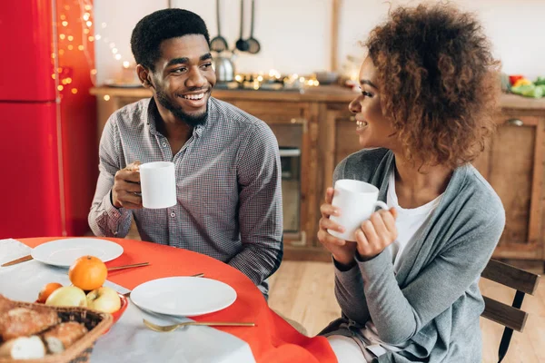 Casal desfrutando xícara de café juntos na cozinha — Fotografia de Stock