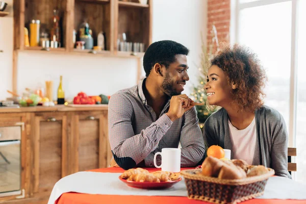 Couple afro-américain dégustant des biscuits savoureux dans la cuisine — Photo