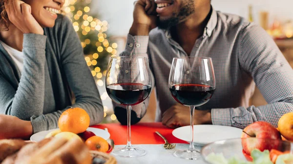 Casal afro-americano desfrutando de jantar romântico em casa — Fotografia de Stock