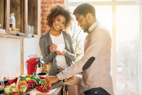 Coppia amorevole nel concetto di cucina — Foto Stock