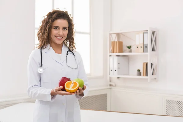 Vriendelijke voedingsdeskundige, houden van vers fruit, kopie ruimte — Stockfoto