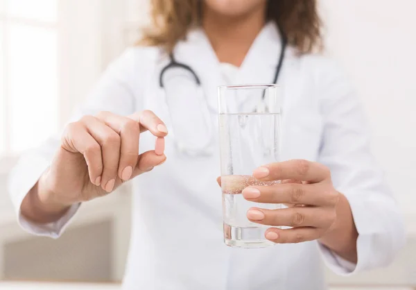 Доктор дає таблетки і склянку води — стокове фото