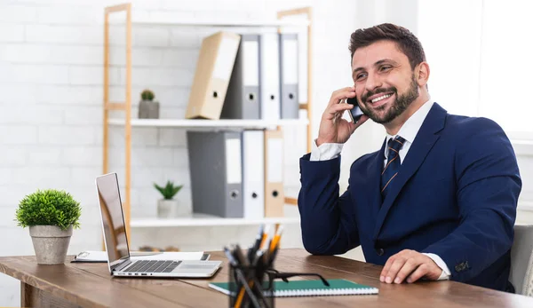 Bra business talk. Man pratar telefon och leende — Stockfoto