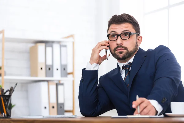 Chockad affärsman prata telefon i office — Stockfoto