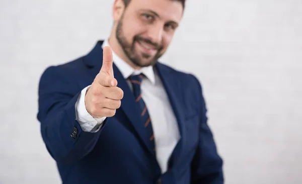 Employeur vous choisir pour le travail en pointant du doigt à la caméra — Photo